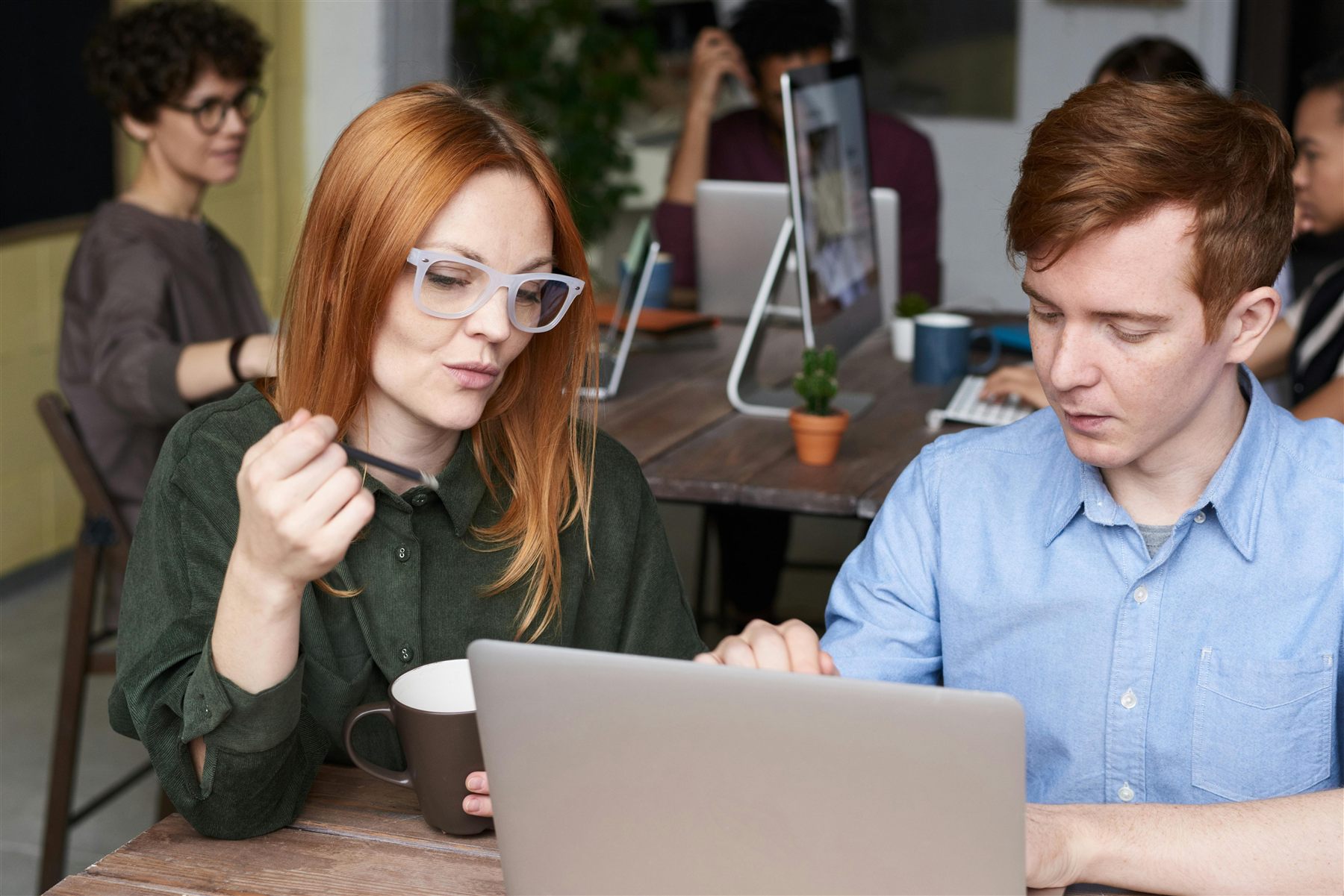 Profesionales aprendiendo tecnología financiera